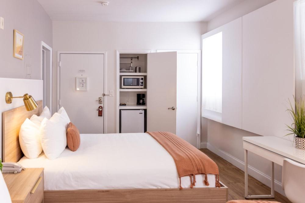 Deluxe Double, Two Queen Beds interior